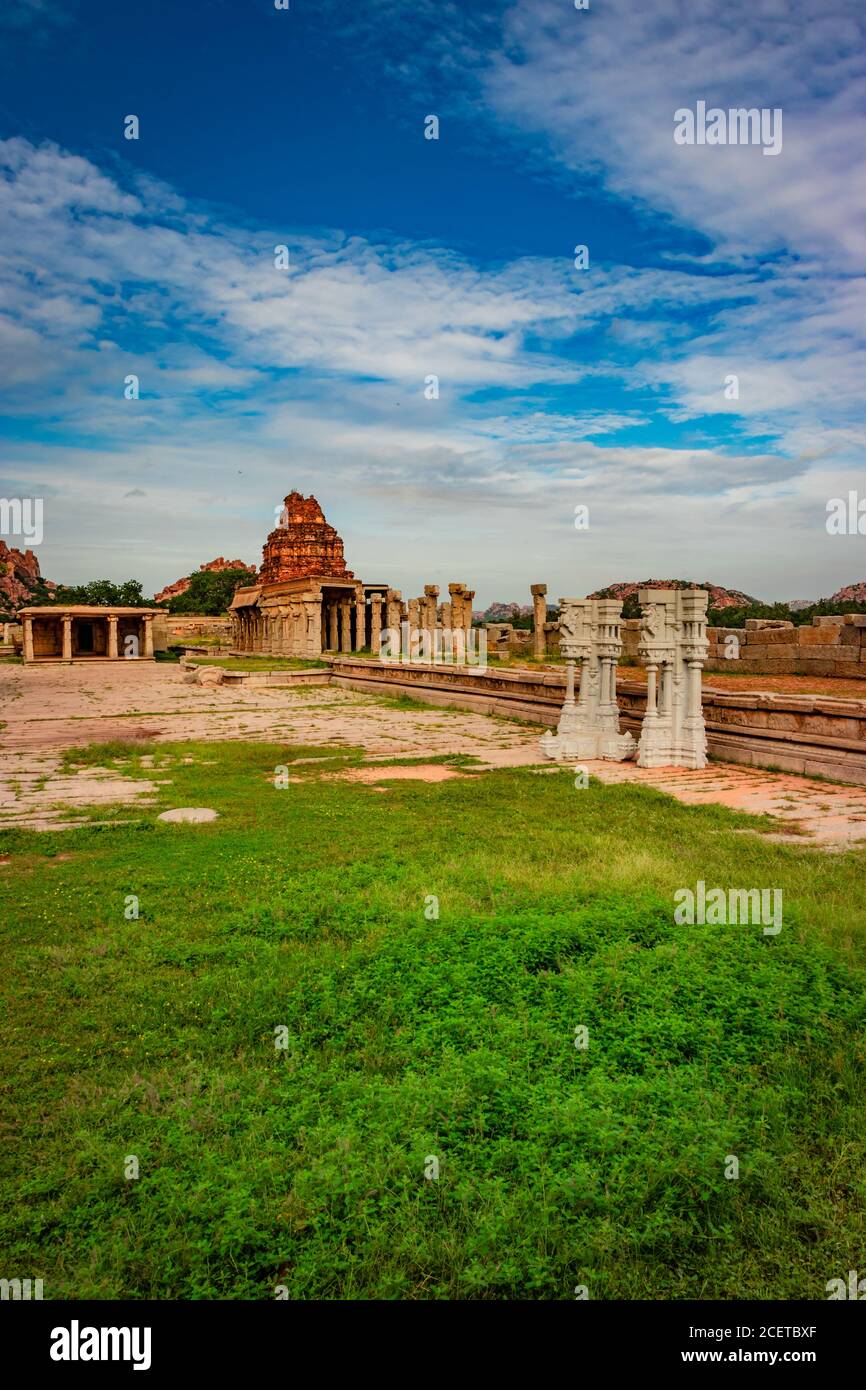 Vithala Tempel hampi Ruinen antike Stein Kunst aus einzigartigen Winkel Bild wird in hampi karnataka indien genommen. Das beeindruckendste Bauwerk in Hampi ist es Stockfoto