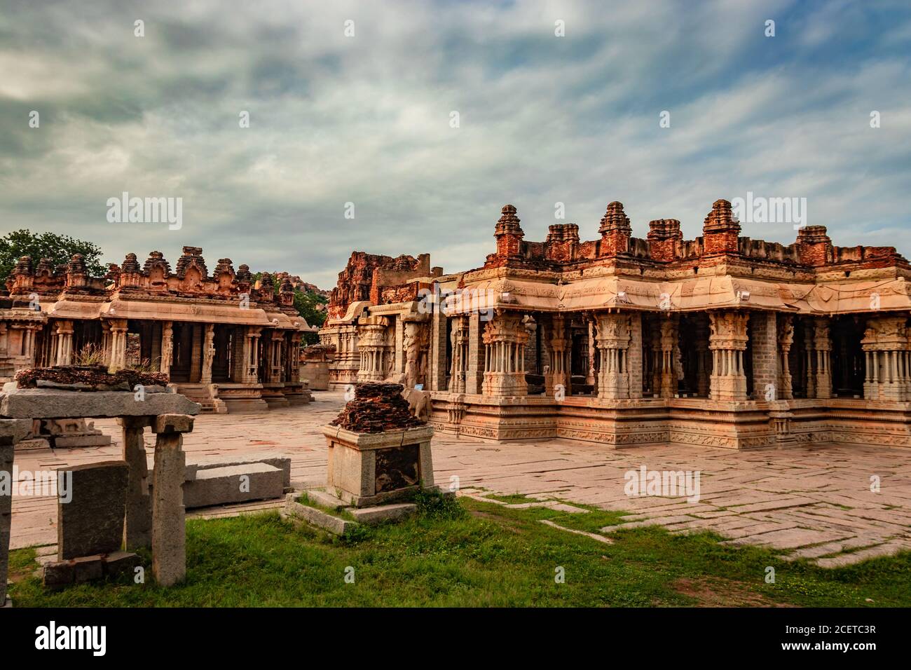 Vithala Tempel hampi Ruinen antike Stein Kunst aus einzigartigen Winkel Bild wird in hampi karnataka indien genommen. Das beeindruckendste Bauwerk in Hampi ist es Stockfoto