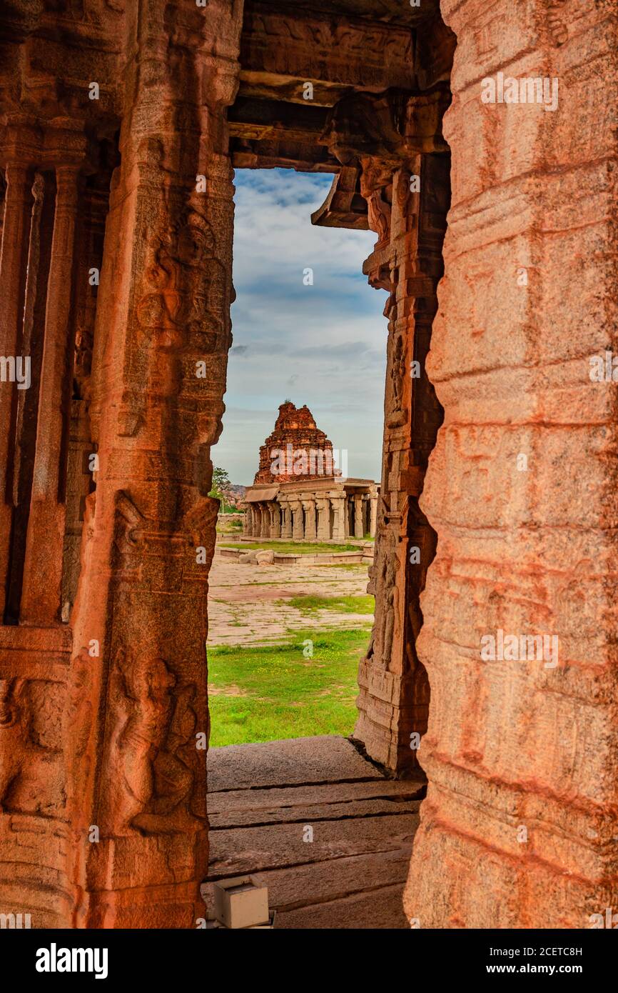 Vithala Tempel Innenraum hampi Ruinen antike Steinkunst aus einzigartigen Winkel Bild wird in hampi karnataka indien genommen. Das beeindruckendste Bauwerk in Hamp Stockfoto