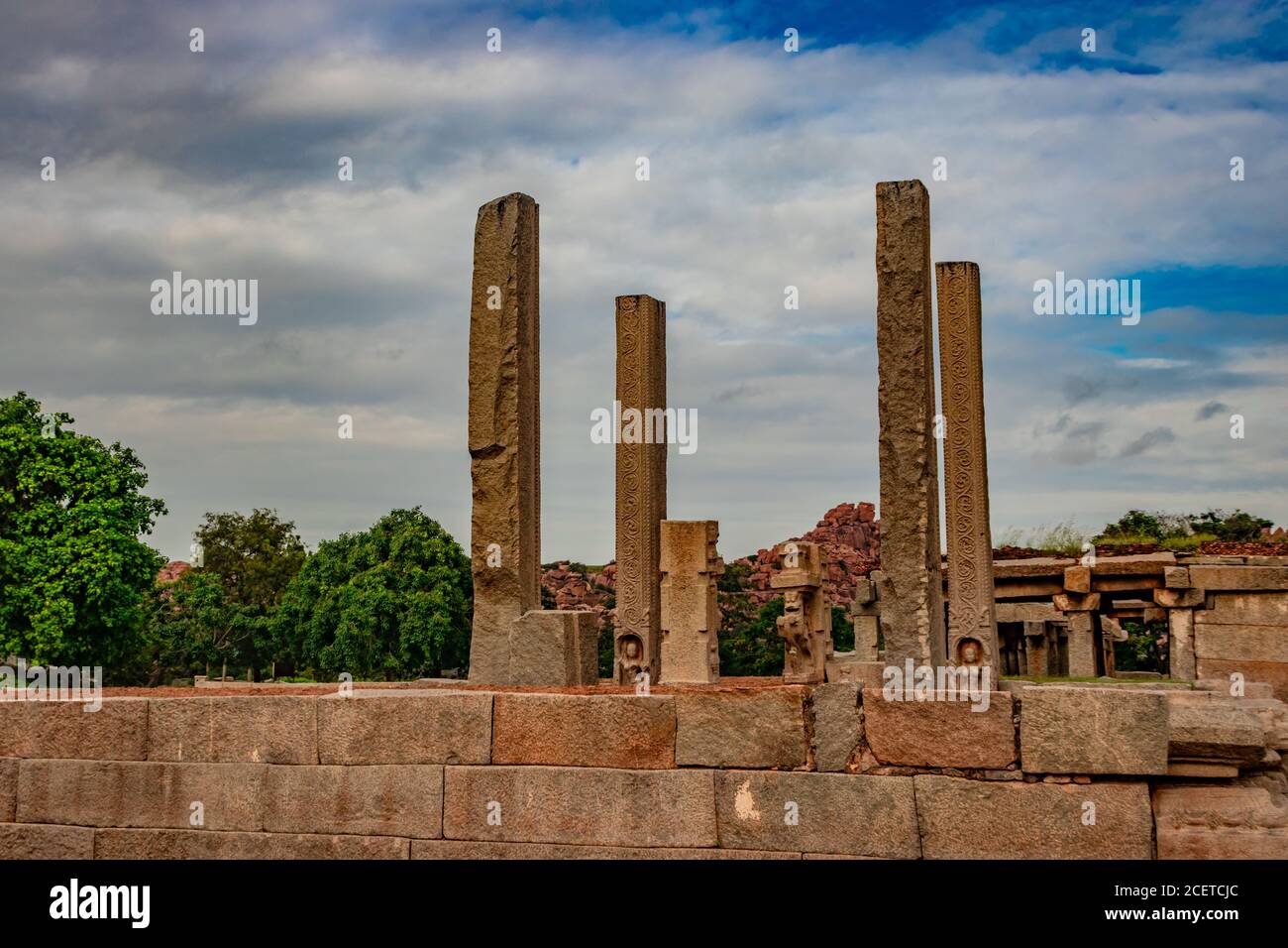 hampi Ruinen antike Stein Kunst aus einzigartigem Winkel mit erstaunlichen Himmel Bild wird in hampi karnataka indien aufgenommen. Stockfoto