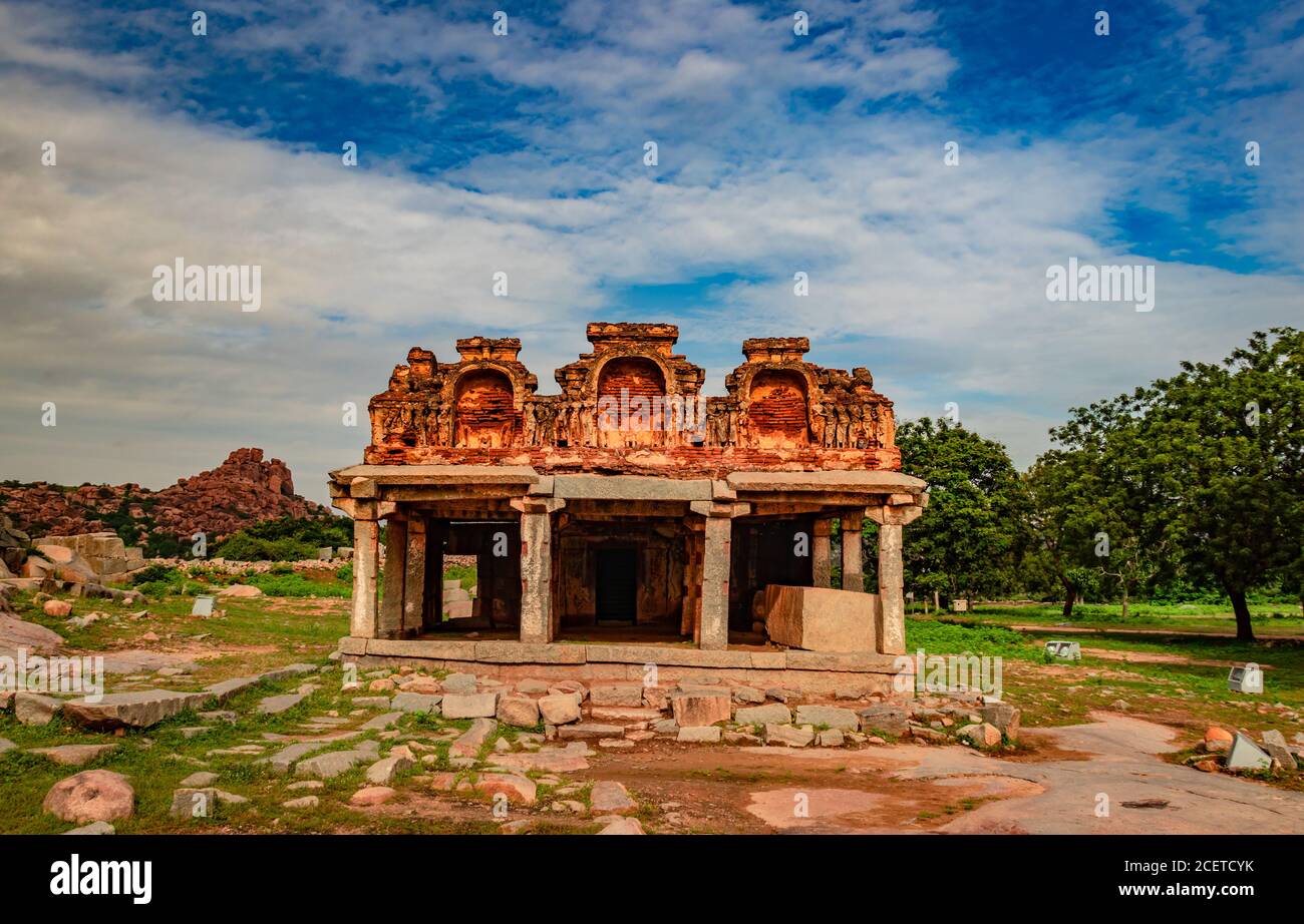 hampi Ruinen antike Stein Kunst aus einzigartigem Winkel mit erstaunlichen Himmel Bild wird in hampi karnataka indien aufgenommen. Stockfoto