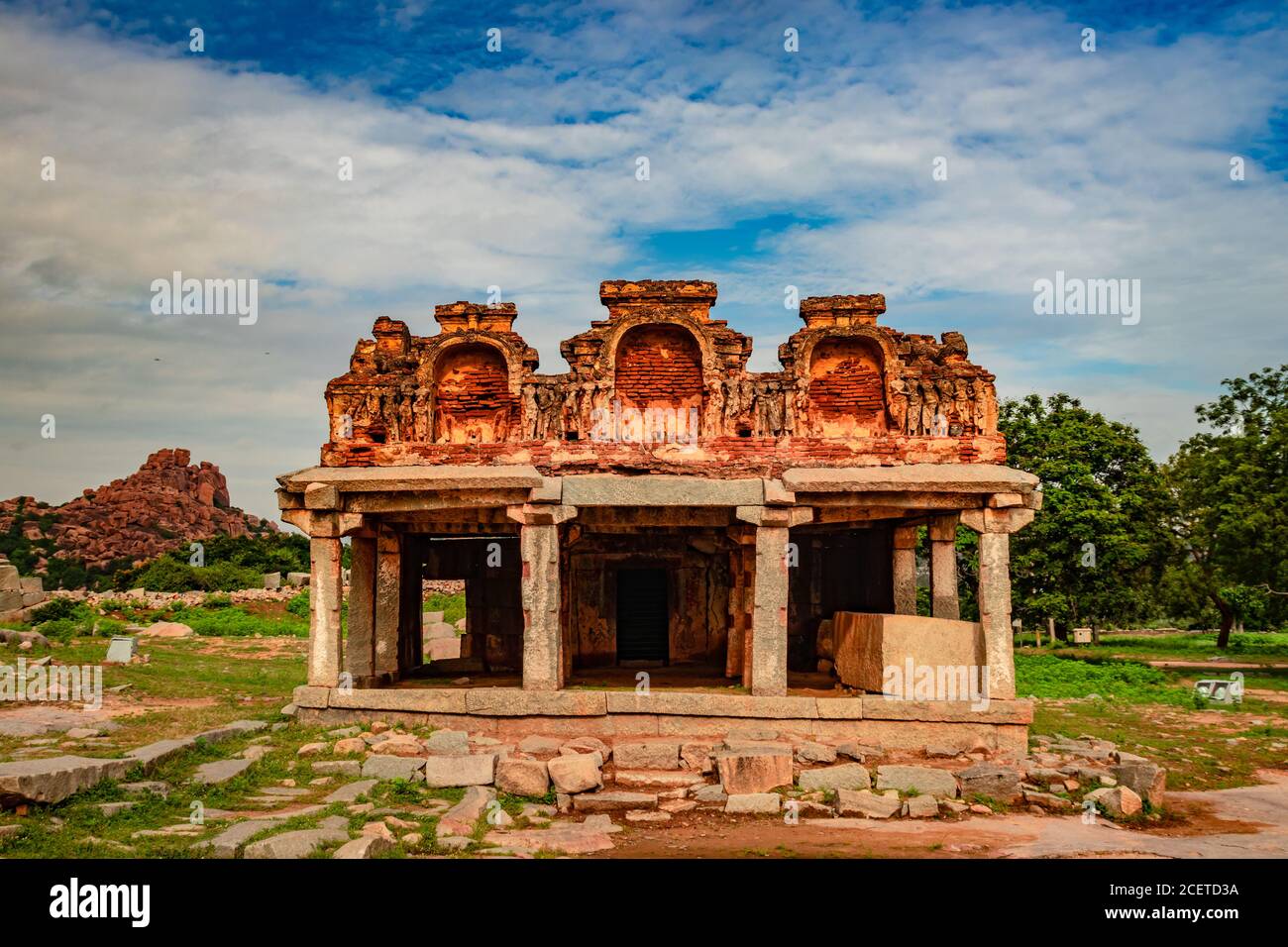 hampi Ruinen antike Stein Kunst aus einzigartigem Winkel mit erstaunlichen Himmel Bild wird in hampi karnataka indien aufgenommen. Stockfoto