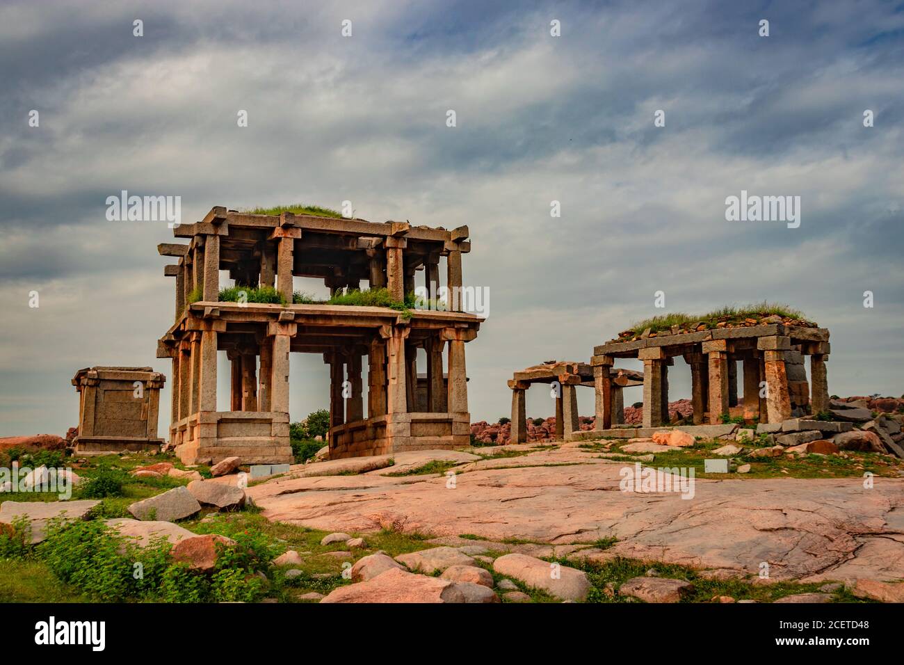 hampi Ruinen antike Stein Kunst aus einzigartigem Winkel mit erstaunlichen Himmel Bild wird in hampi karnataka indien aufgenommen. Stockfoto