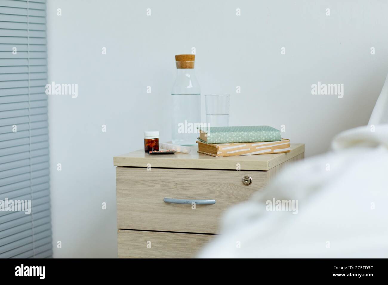 Horizontale no people shot von modernen Krankenhaus-Station Innenraum mit Bett und Nachttisch, Kopierer Platz Stockfoto