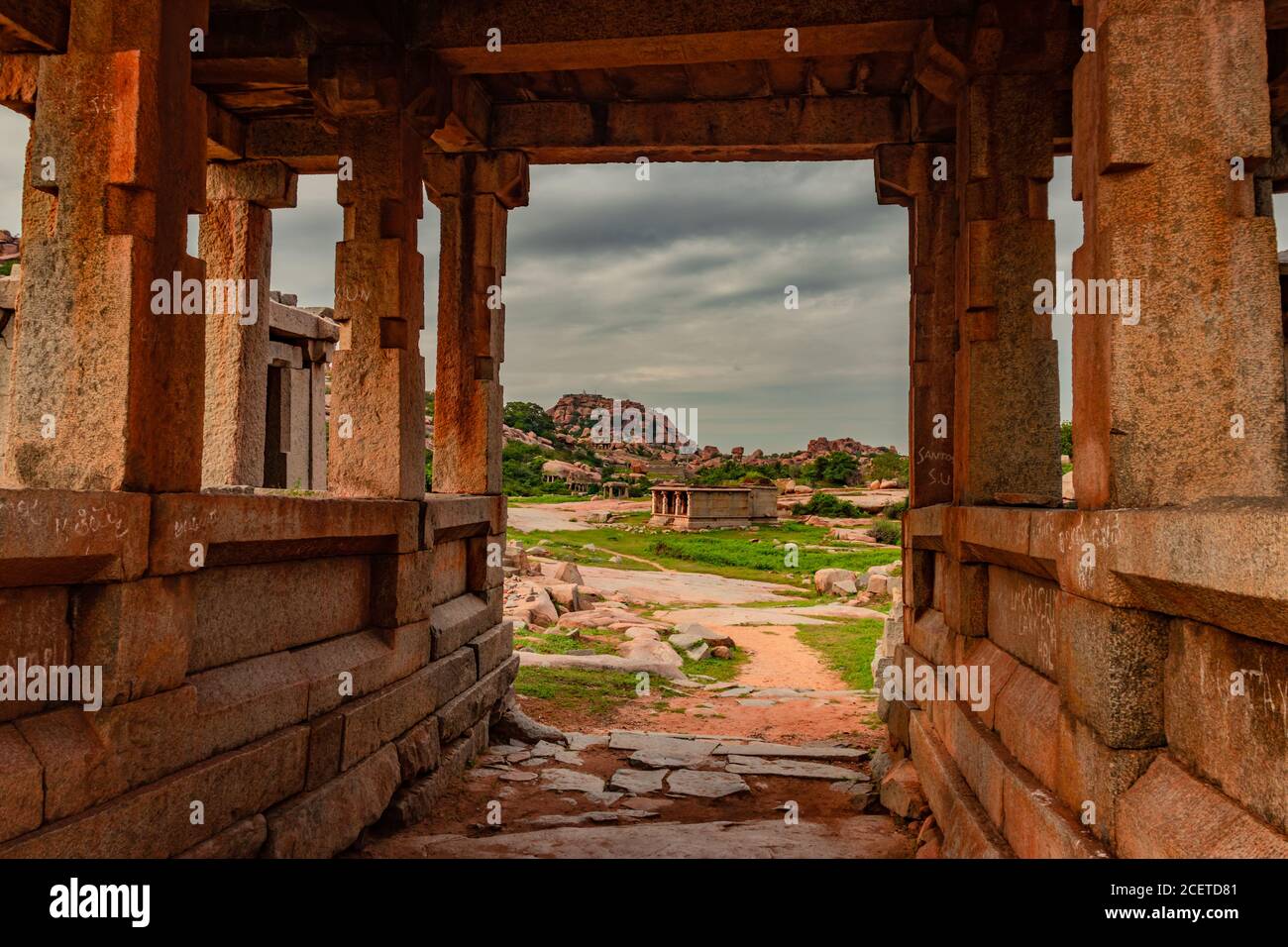 hampi Ruinen antike Stein Kunst aus einzigartigem Winkel mit erstaunlichen Himmel Bild wird in hampi karnataka indien aufgenommen. Stockfoto