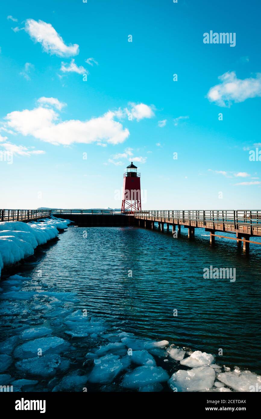 Lake Michigan taut am Leuchtturm am South Pier aus Charlevoix MI Stockfoto