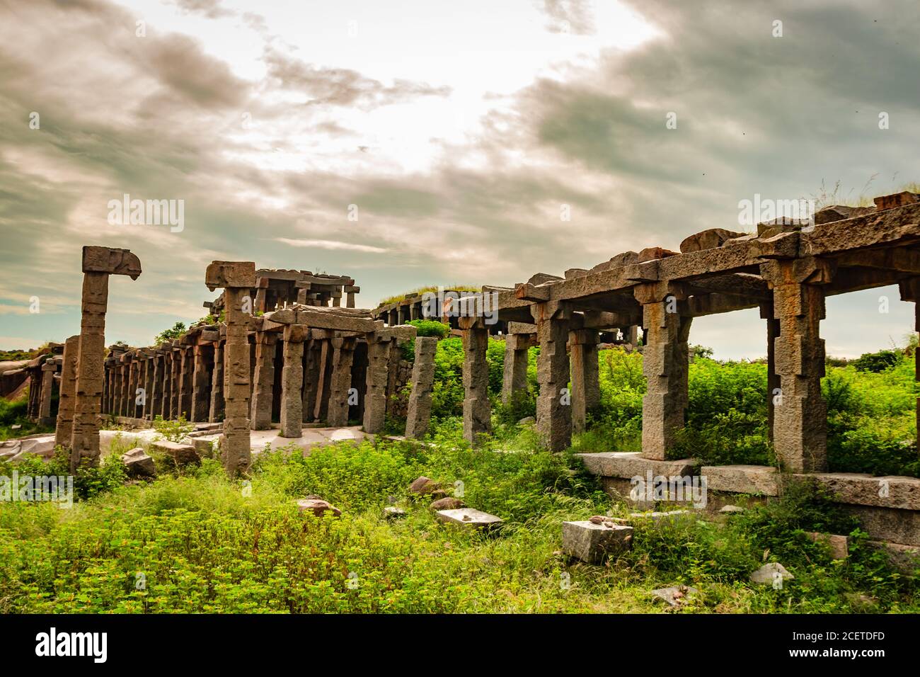 hampi Basar Ruinen antike Steinkunst aus einzigartigem Winkel mit Fantastischer Himmel Stockfoto