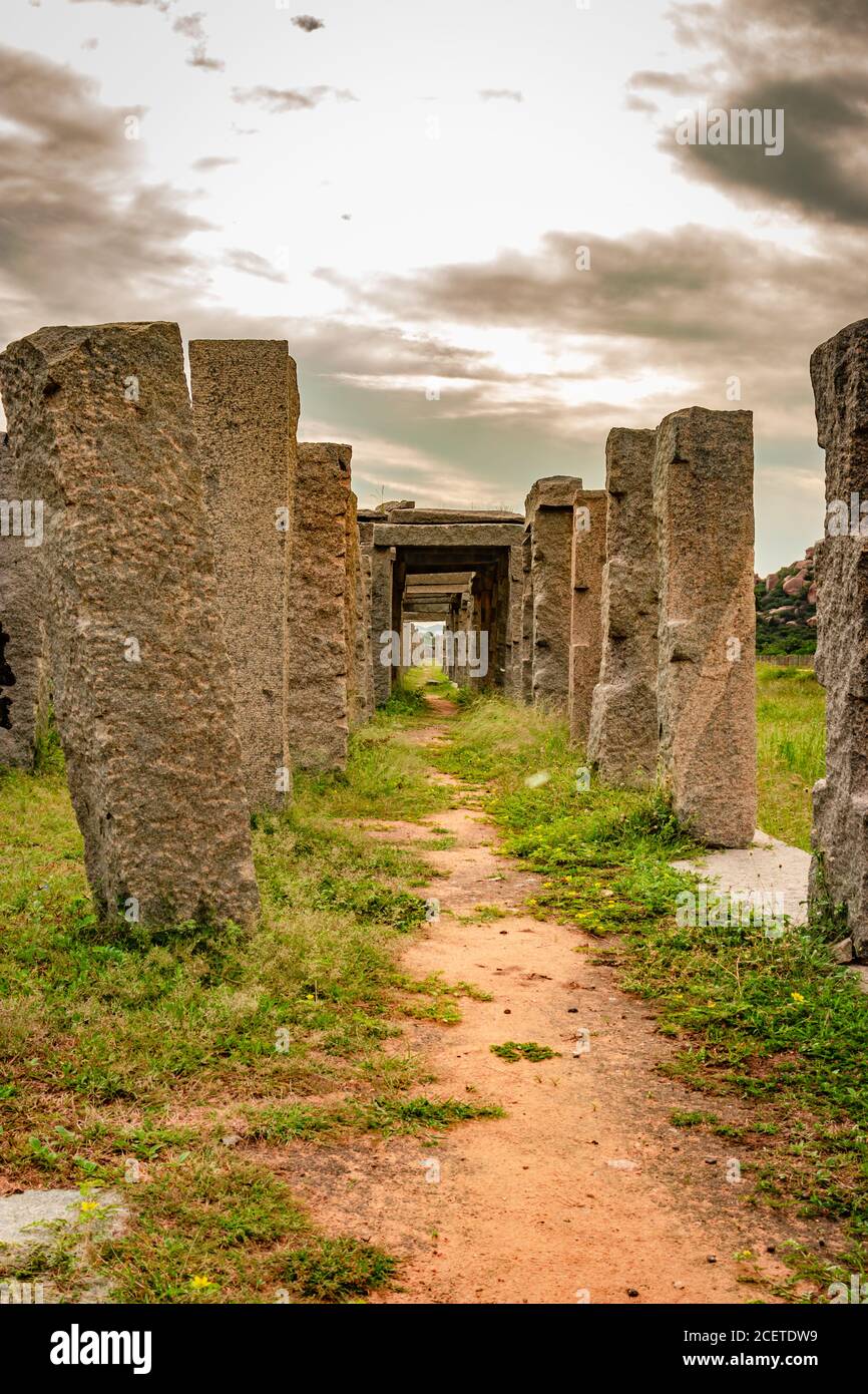 hampi Ruinen antike Stein Kunst aus einzigartigem Winkel mit erstaunlichen Himmel Bild wird in hampi karnataka indien aufgenommen. Stockfoto