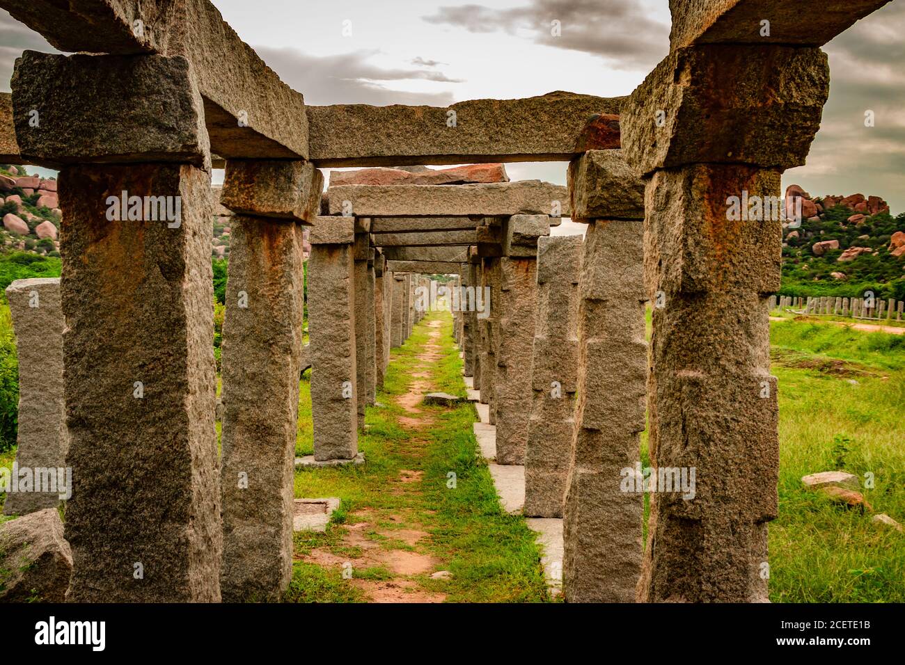 hampi Ruinen antike Stein Kunst aus einzigartigem Winkel mit erstaunlichen Himmel Bild wird in hampi karnataka indien aufgenommen. Stockfoto