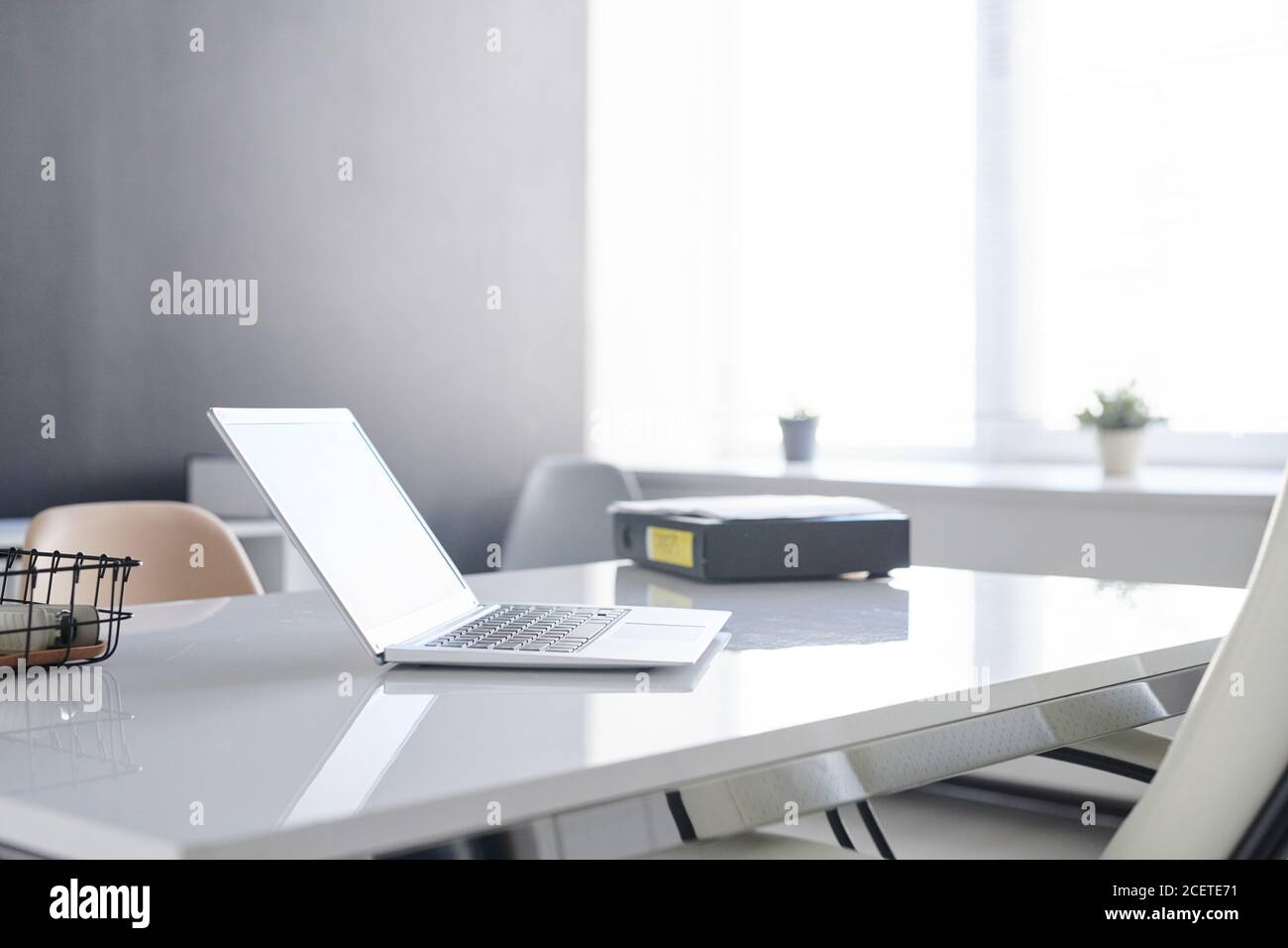 Minimalistischer Arbeitsplatz im modernen Bürozimmer mit Laptop auf dem Schreibtisch, keine Menschen erschossen Stockfoto