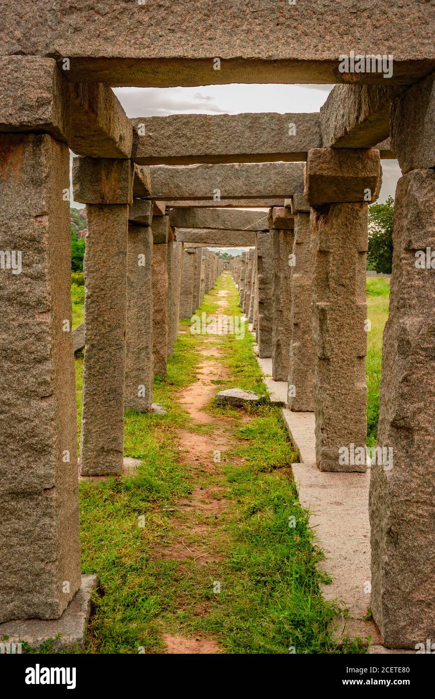 hampi Ruinen antike Stein Kunst aus einzigartigem Winkel mit erstaunlichen Himmel Bild wird in hampi karnataka indien aufgenommen. Stockfoto