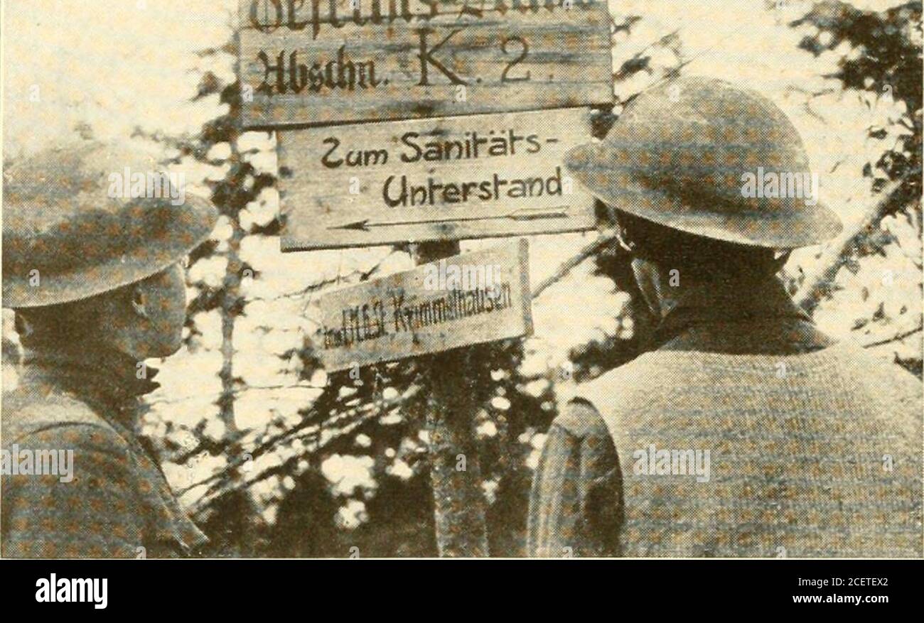 . Illinois im Weltkrieg; eine illustrierte Aufzeichnung, die mit der Koöperation und unter der Leitung der Führer in den militärischen und zivilen Organisationen des Staates erstellt wurde. DAS TAL FÜNFHUNDERT METER ÖSTLICH VON VERYOver, die die neunzig-erste Division vorgerückt. Artillerie wurde zur Unterstützung der Ninety-First Division platziert, besetzen den zentralen Sektor der Linie. Im Vorgriff auf den Angriff, der Feind beschuss die amerikanischen Linien schwer, die Suche nach den Artilleriepositionen, konzentriert sich auf September 25 auf theregimentale Echelon. Bandleader Albert Bobene, Postal Corporal CharlesHuber, Musiker Olin Stockfoto