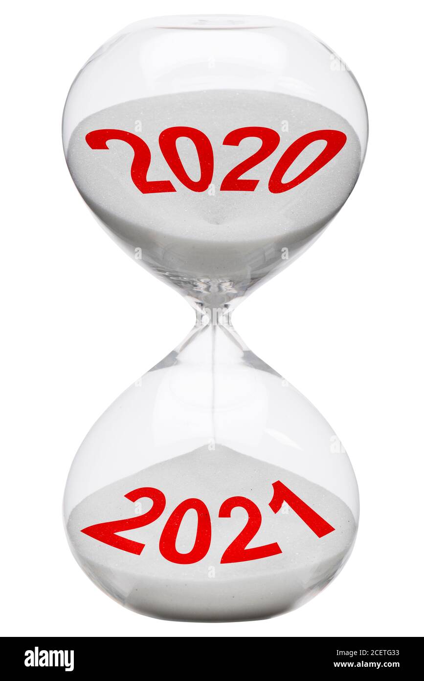 Die Zeit in 2020 vergeht in einer Sanduhr auf 2021 Stockfoto