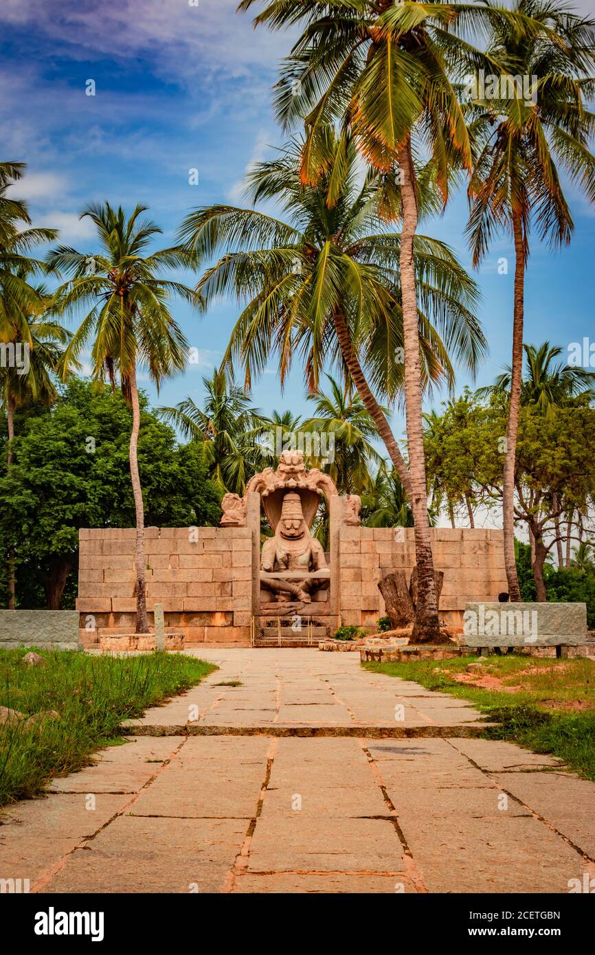 narasimha lakshmi Tempel hampi antike Stein Kunst aus einzigartigen Winkel Bild wird in hampi karnataka indien genommen. Dieser Tempel verfügt über das größte Bildnis in Stockfoto
