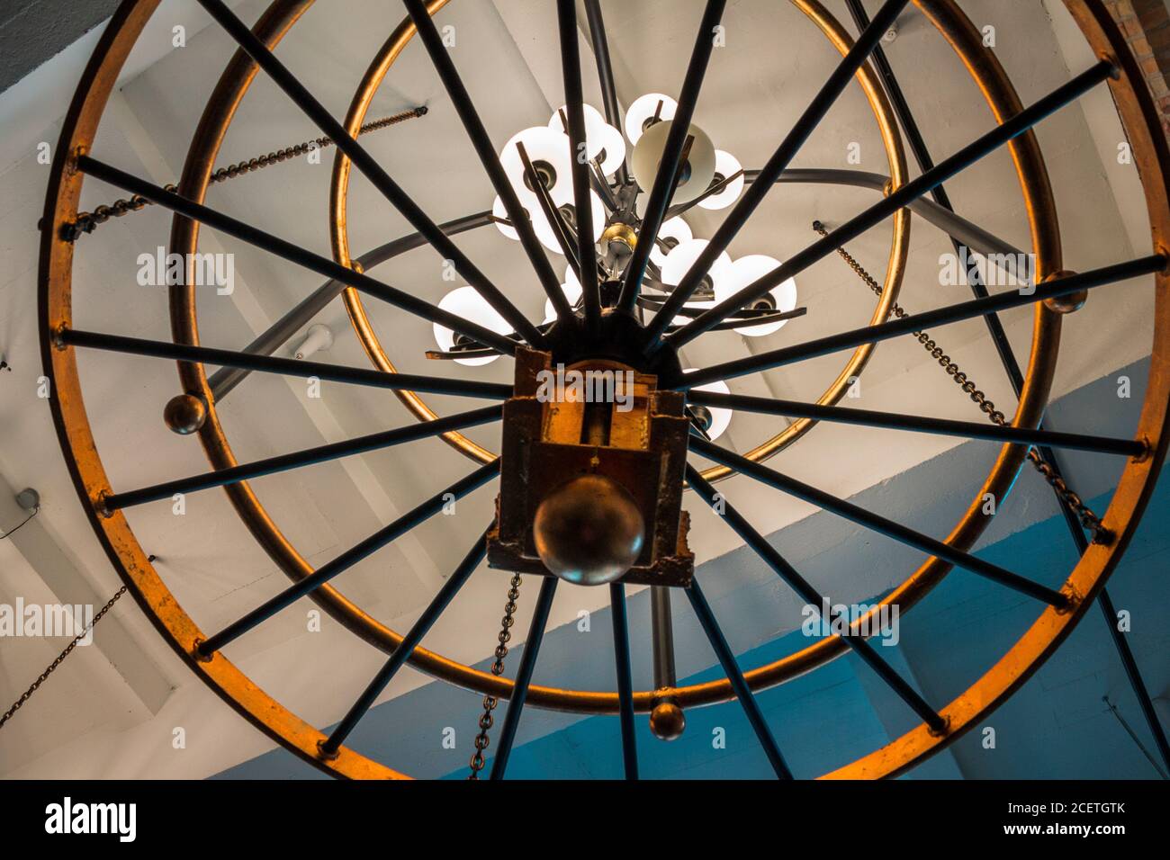 Nahaufnahme Blick nach oben durch den Kronleuchter in der Widdicomb Gebäude in Grand Rapids Michigan Stockfoto