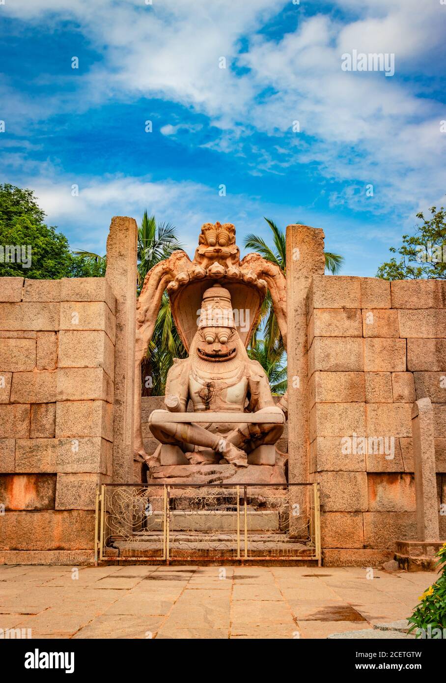 narasimha lakshmi Tempel hampi antike Stein Kunst Nahaufnahme aus einzigartigem Winkel mit erstaunlichen Himmel Bild ist in hampi karnataka indien aufgenommen. Dieser Tempel Stockfoto
