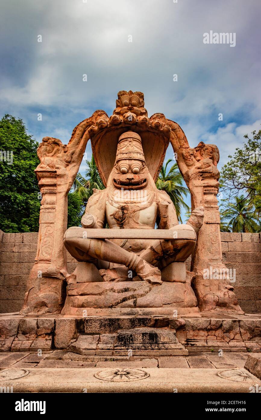 narasimha lakshmi Tempel hampi antike Stein Kunst Nahaufnahme aus einzigartigem Winkel mit erstaunlichen Himmel Bild ist in hampi karnataka indien aufgenommen. Dieser Tempel Stockfoto