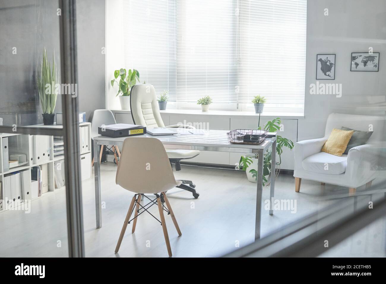 Keine Menschen durch Glas Schuss minimalistischen Arbeitsplatz Interieur in Moderner Büroraum in Weiß Stockfoto