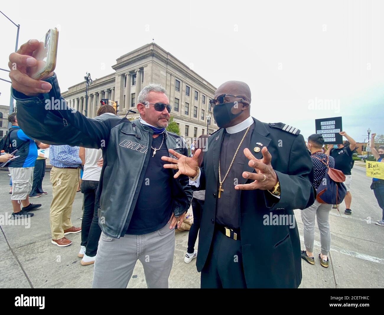 Kenosha, Wisconsin, USA. September 2020. Der Prophet Elijah Jones IIII, ein Priester und US-Veteran, schien plötzlich den Trump-Anhänger zu engagieren, der mit den BLM-Demonstranten zusammenstoss, und innerhalb von Minuten war die Situation diffus: Alle lachten und spielten herum. Dies geschah als Menschen auf allen Seiten, Und Dutzende von Medienmitarbeitern warteten heute vor dem Gerichtsgebäude auf Präsident Trumps umstrittenen Besuch in Kenosha, wo letzte Woche drei Demonstranten von einem pro-polizeilichen und Trump-begeisterten Milizmitglied getötet wurden, nach der Erschießung der Polizei auf EINEN Stockfoto