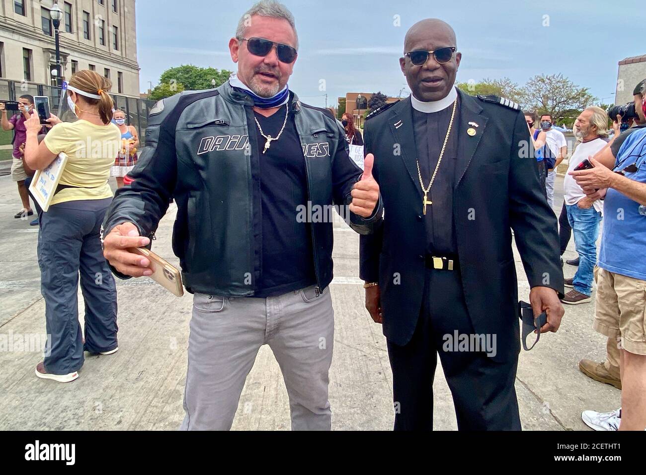 Kenosha, Wisconsin, USA. September 2020. Der Prophet Elijah Jones IIII, ein Priester und US-Veteran, schien plötzlich den Trump-Anhänger zu engagieren, der mit den BLM-Demonstranten zusammenstoss, und innerhalb von Minuten war die Situation diffus: Alle lachten und spielten herum. Dies geschah als Menschen auf allen Seiten, Und Dutzende von Medienmitarbeitern warteten heute vor dem Gerichtsgebäude auf Präsident Trumps umstrittenen Besuch in Kenosha, wo letzte Woche drei Demonstranten von einem pro-polizeilichen und Trump-begeisterten Milizmitglied getötet wurden, nach der Erschießung der Polizei auf EINEN Stockfoto