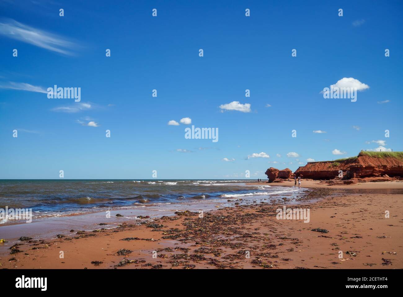 Ein Strand am Nordufer von Prince Edward Island, Kanada. Der Teacup-Felsen ist am Horizont sichtbar. Stockfoto