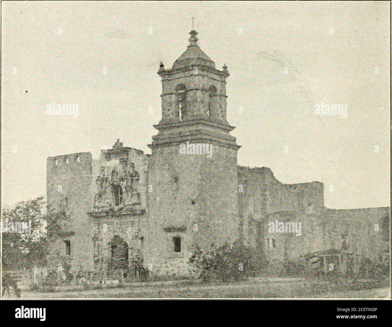 . Kämpfe und Eroberungen unsterblicher Helden. FLACH GEWÖLBTES PORTAL OP-PALAST VON ANTONIO CORDERO. EINER DER ALTEN SPANISCHEN GOVEH-.VORS, DER AUF DEM MILITÄRPLATZ ENTHAUPTET WURDE. DER KEYSTONE DIESES BOGENS ZEIGT DIE VERSCHMOLZENEN WAPPEN SPANIENS UND ÖSTERREICHS. DAS RINO SET IN DER WAND AM)RSRD FÜR HITCHINT SIND DIE PFERDE DER BEWOHNER NOCH DA. 12 Kämpfe und Coxouests der unsterblichen Helden zwei Jahre später wurde die Partei von Ramon und Margil, die in San Pedro Sprgs gelegen hatten, durch die Ankunft von alarger eins verstärkt, der vom Marquis de Aguayo geleitet wurde. Es kam mit dem erklärten Zweck, eine ständige Francisca zu gründen Stockfoto