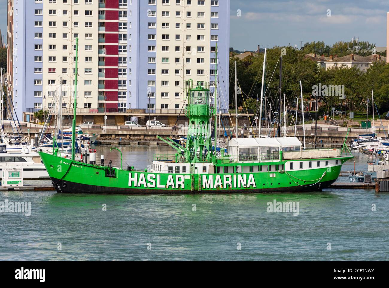 Ein grün bemaltes Leuchtschiff am Eingang zur Haslar Marina in gosport, portsmouth Harbour, uk Stockfoto