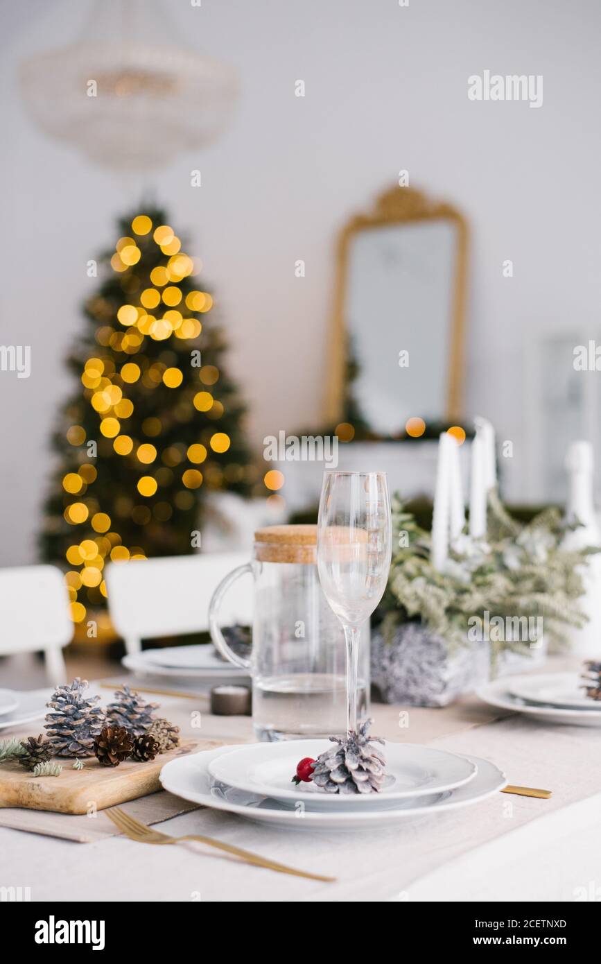 Tisch für das Weihnachtsessen im Wohnzimmer, Ansicht schließen Stockfoto