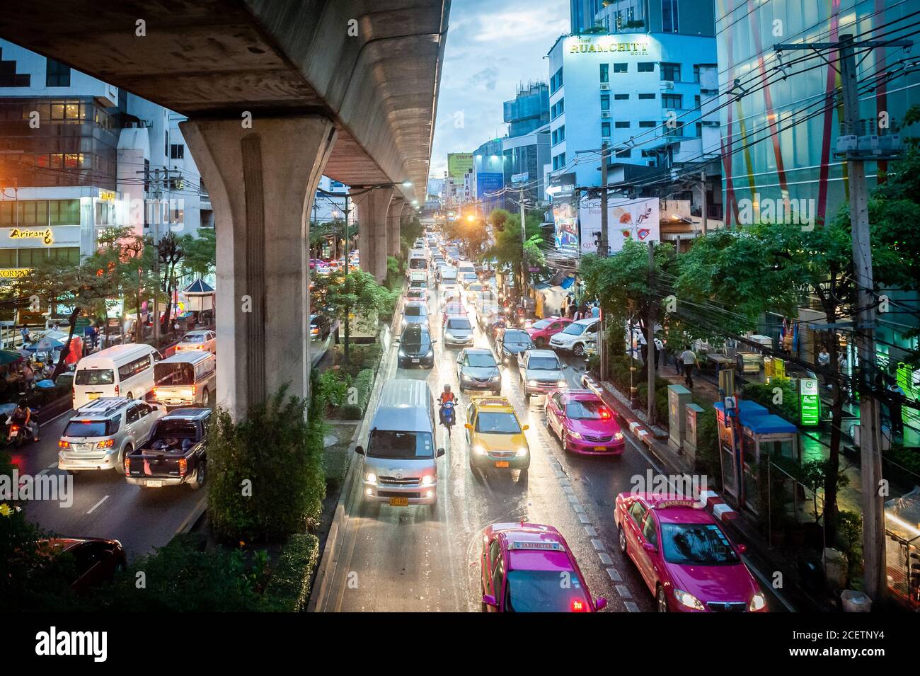 Blick auf die verstopfte Sukhumvit Rd in der Nähe der Kreuzung Asoke in der Abenddämmerung. Schuss von einem erhöhten Weg über die Straße. Bangkok Thailand. Stockfoto