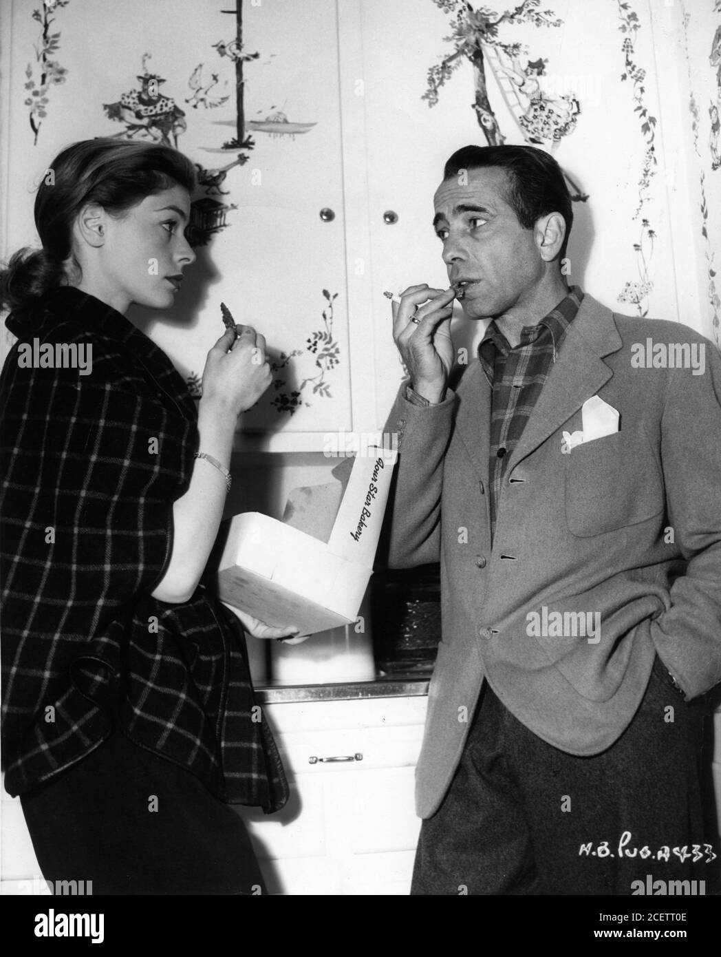 HUMPHREY BOGART und LAUREN BACALL 1945 frisch verheiratetes ehrliches Porträt zu Hause Benedict Canyon Los Angeles Werbefoto von Warner Bros Stockfoto