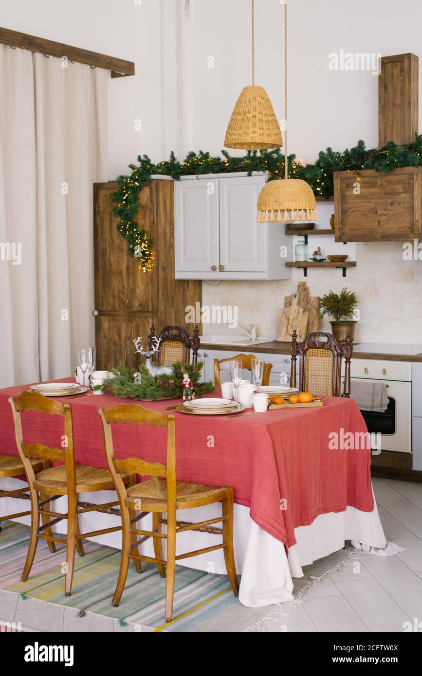 Retro Vintage Esstisch mit Holzstühlen im Speisesaal Zimmer dekoriert für Weihnachten und Neujahr Stockfoto