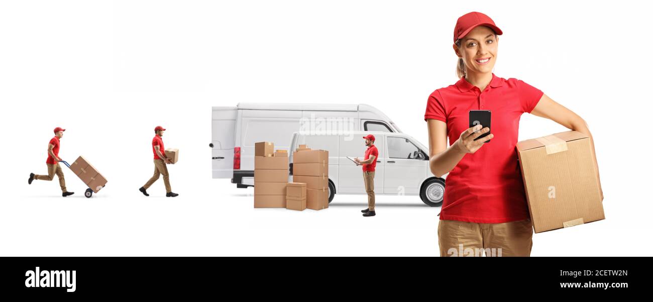 Delivery Frau hält einen Karton und ein Handy Andere Mitarbeiter laden Transportwagen isoliert auf weißem Hintergrund Stockfoto