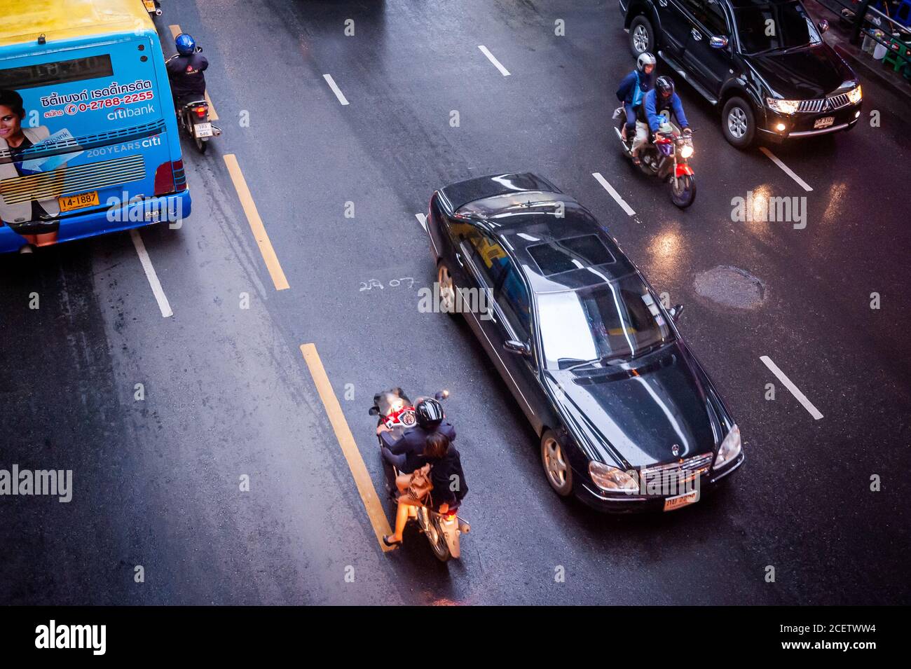 Foto von typischen Bangkok Verkehr unter einem Spaziergang entlang Sukhumvit Rd. In der Nähe von Soi 12 Asoke, Bangkok Thailand. Stockfoto