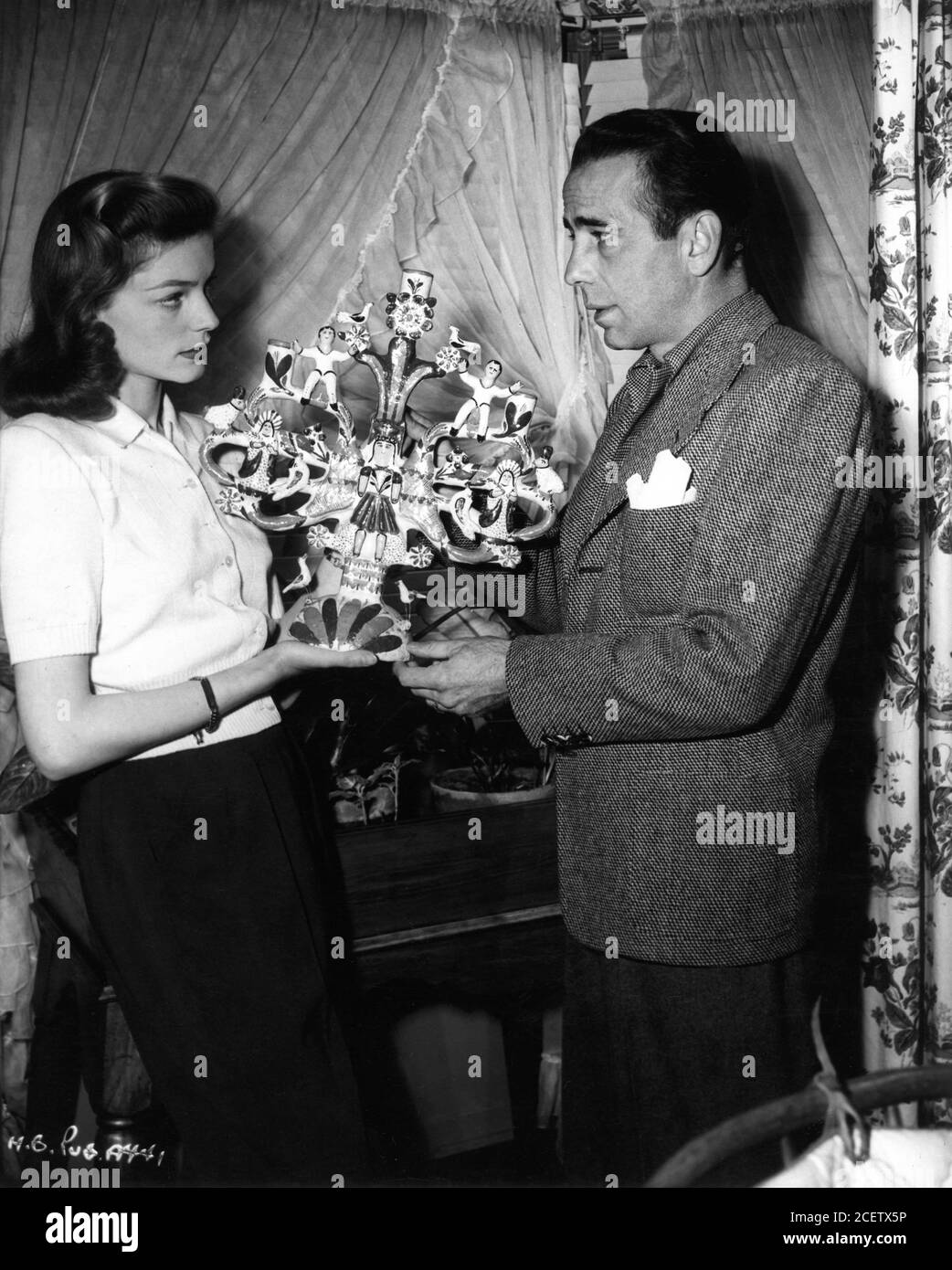 HUMPHREY BOGART und LAUREN BACALL 1945 frisch verheiratetes ehrliches Porträt zu Hause Benedict Canyon Los Angeles Werbefoto von Warner Bros Stockfoto