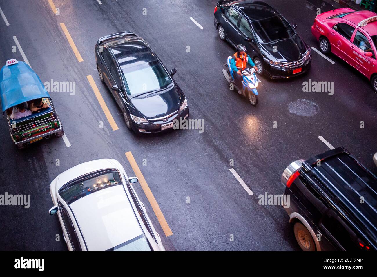 Foto von typischen Bangkok Verkehr unter einem Spaziergang entlang Sukhumvit Rd. In der Nähe von Soi 12 Asoke, Bangkok Thailand. Stockfoto