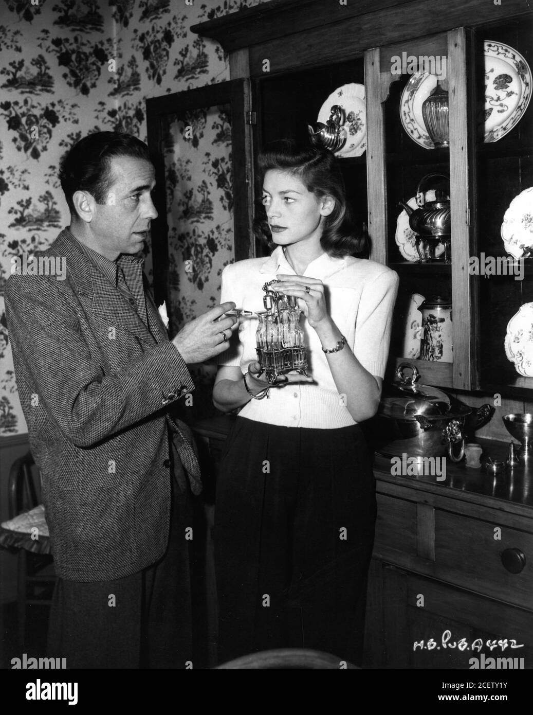 HUMPHREY BOGART und LAUREN BACALL 1945 frisch verheiratetes ehrliches Porträt zu Hause Benedict Canyon Los Angeles Werbefoto von Warner Bros Stockfoto