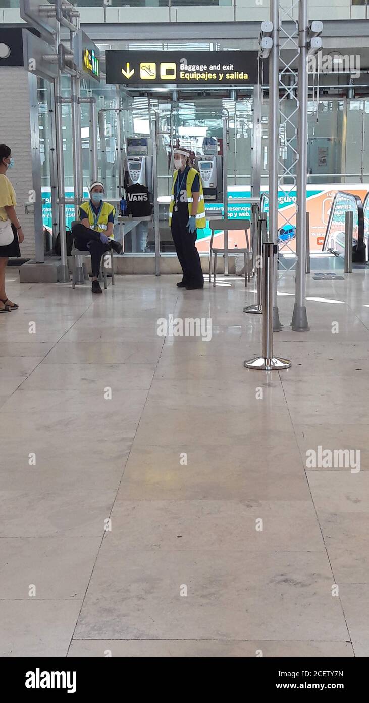 Hygienekontrolle am Flughafen Madrid Barajas, Spanien. Stockfoto