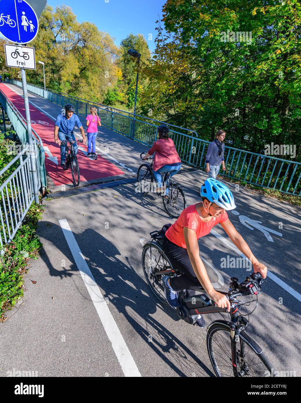 Viel Verkehr an einer Radwegkreuzung mit Andere Verkehrsteilnehmer Stockfoto