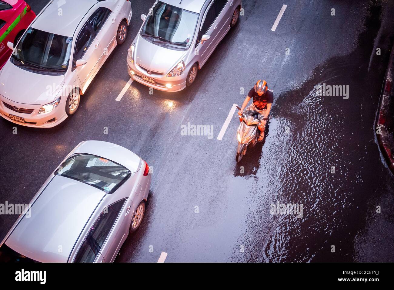Foto von typischen Bangkok Verkehr unter einem Spaziergang entlang Sukhumvit Rd. In der Nähe von Soi 12 Asoke, Bangkok Thailand. Stockfoto