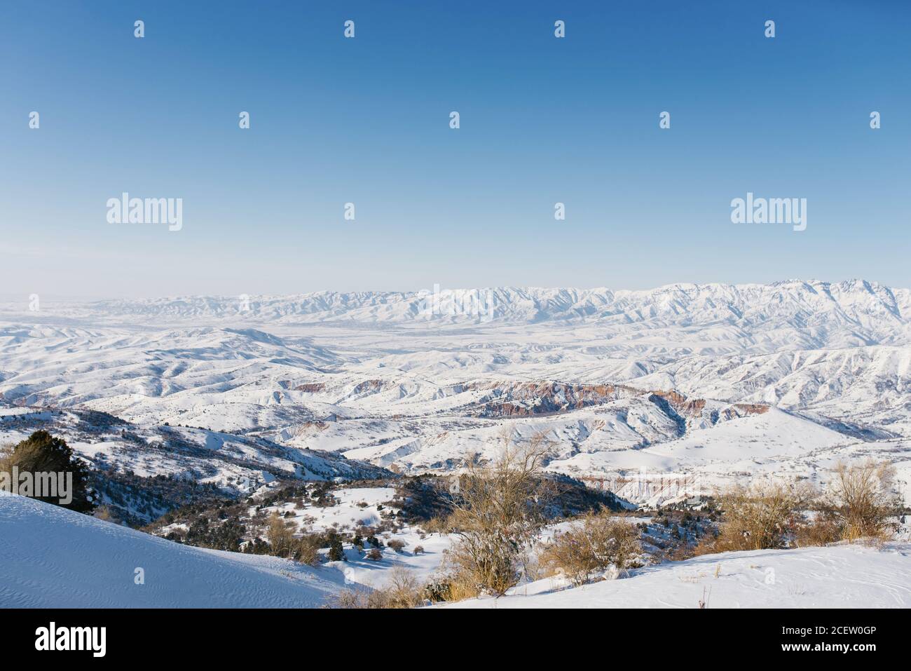 Panoramablick auf die Berge mit Felsen in den Tien Shan Bergen in Zentralasien bei Taschkent an einem sonnigen Wintertag. Die beste Aussicht vom Beld Stockfoto
