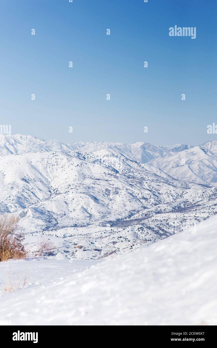 Der Bergort Beldersay, Usbekistan. Panorama der Berge vom Pass im Winter Stockfoto