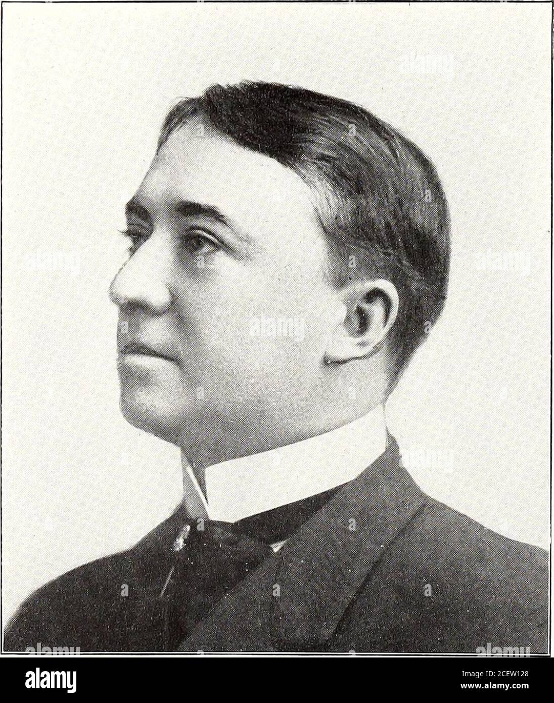 . Bemerkenswerte Männer von Illinois und ihrem Staat. MATHIAS, LEE DOWLING, ASST. corporation Counsel, Chicago;B. Greencastle, Ind., Mar.SI, 1872; s. Henry Hamilton und Mary (Hartley) Mathias: PH.B., 1894, DePauwUniv.; mem. Ind. Nation-al Guard und kapt. Erstes Regiment, als er 1896 nach Chicago abzog: Appt. asst. corporation coun.sel unter Bürgermeister Dunnes ad-minstration: Mem. Chicago Assn. Of Commerce, Hyde Park Busi-Ness Mens Athletic assn., Indiana Soc. Of Chicago, C. A. A., undFreimaurerauftrag: Büros, First Nat. Bank Gebäude und Rathaus. BUCKLEY, JAMES R., Chicago; B. Chicago; Hrsg. Pub. Schl. undChrist Stockfoto