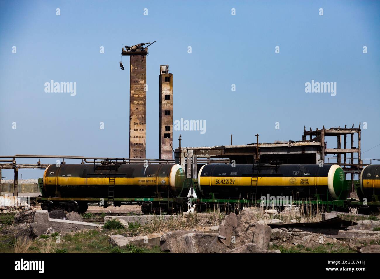 Taraz/Kasachstan - April 25 2012: Phosphordüngeanlage. Eisenbahnterminal mit Tankwagen. Schwefelsäure-Lagertanks. Zerbrochene Industrie Stockfoto