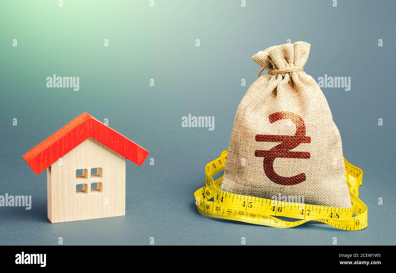 Haus und ukrainische Griwna Geldbeutel. Hypothekendarlehen. Kauf und Verkauf, fairer Preis. Gebäudewartung. Immobilienbewertung. Kalkulatio Stockfoto