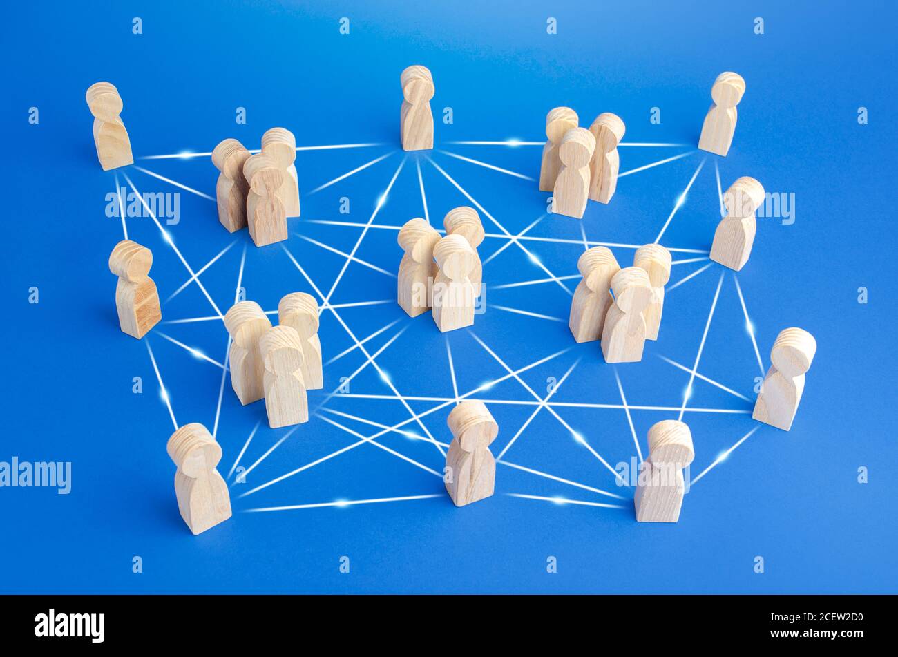 Menschen sind durch viele Linien verbunden. Unkonventionelle Unternehmensstruktur, Verteilungsverantwortung zwischen Mitarbeitern, direkte Kommunikation ohne BU Stockfoto