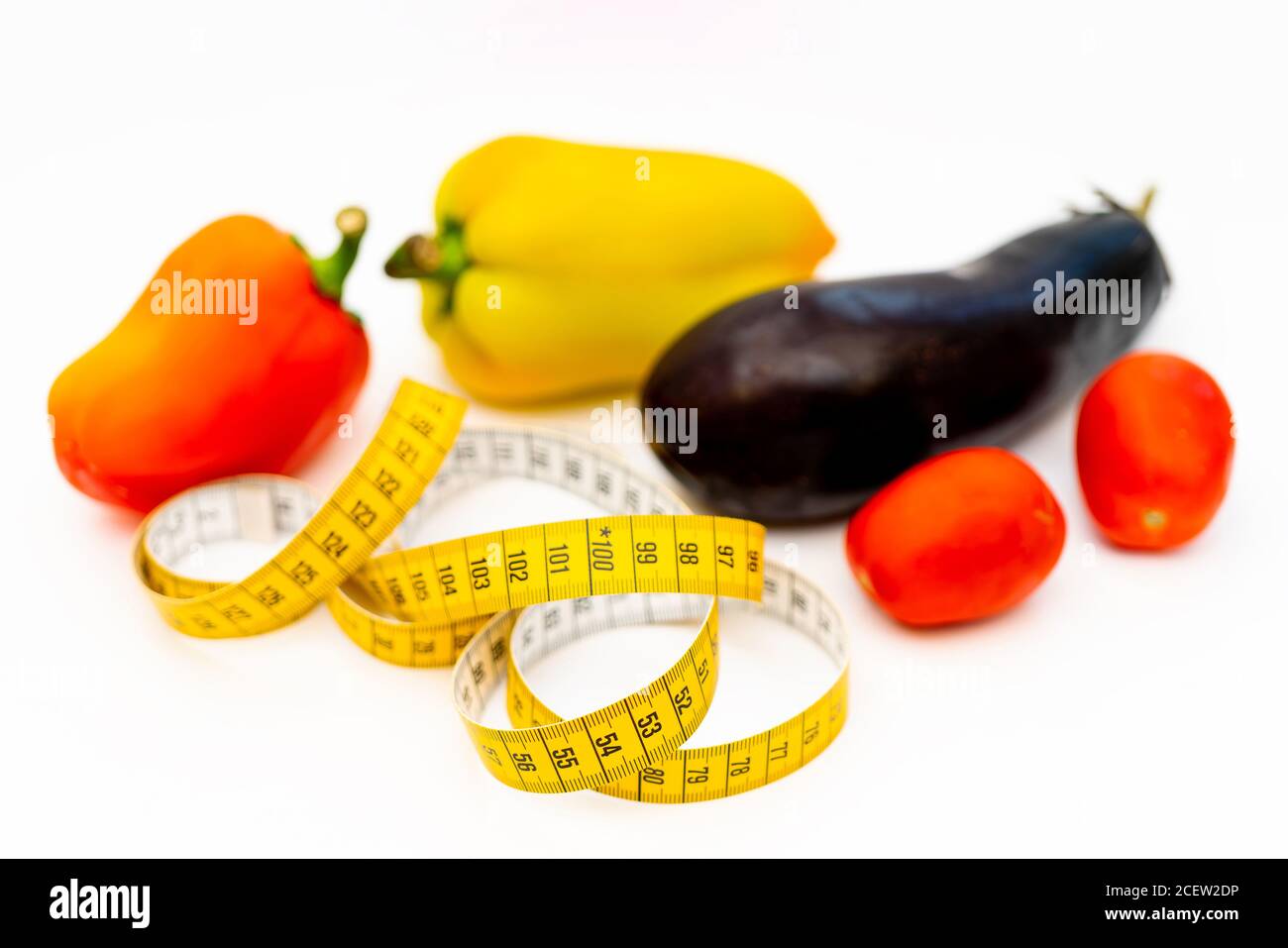 Gelbes Maßband. Frisches Gemüse für einen gesunden Lebensstil Ernährung Lebensmittel. Stockfoto