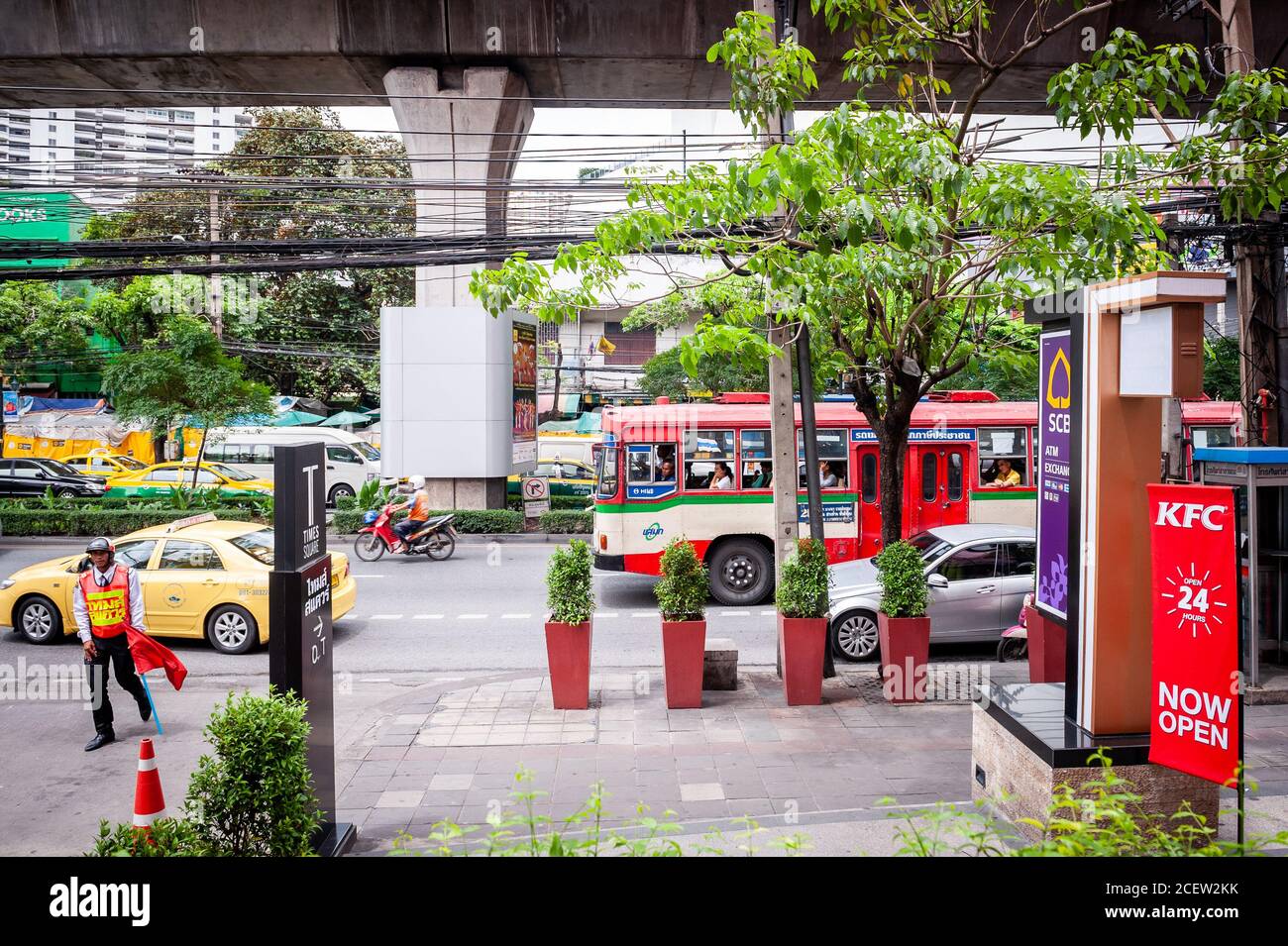 Der Blick auf Sukhumvit Rd. Vom Times Sq Kaufhaus in der Nähe von Asoke genommen. Bangkok Thailand. Stockfoto