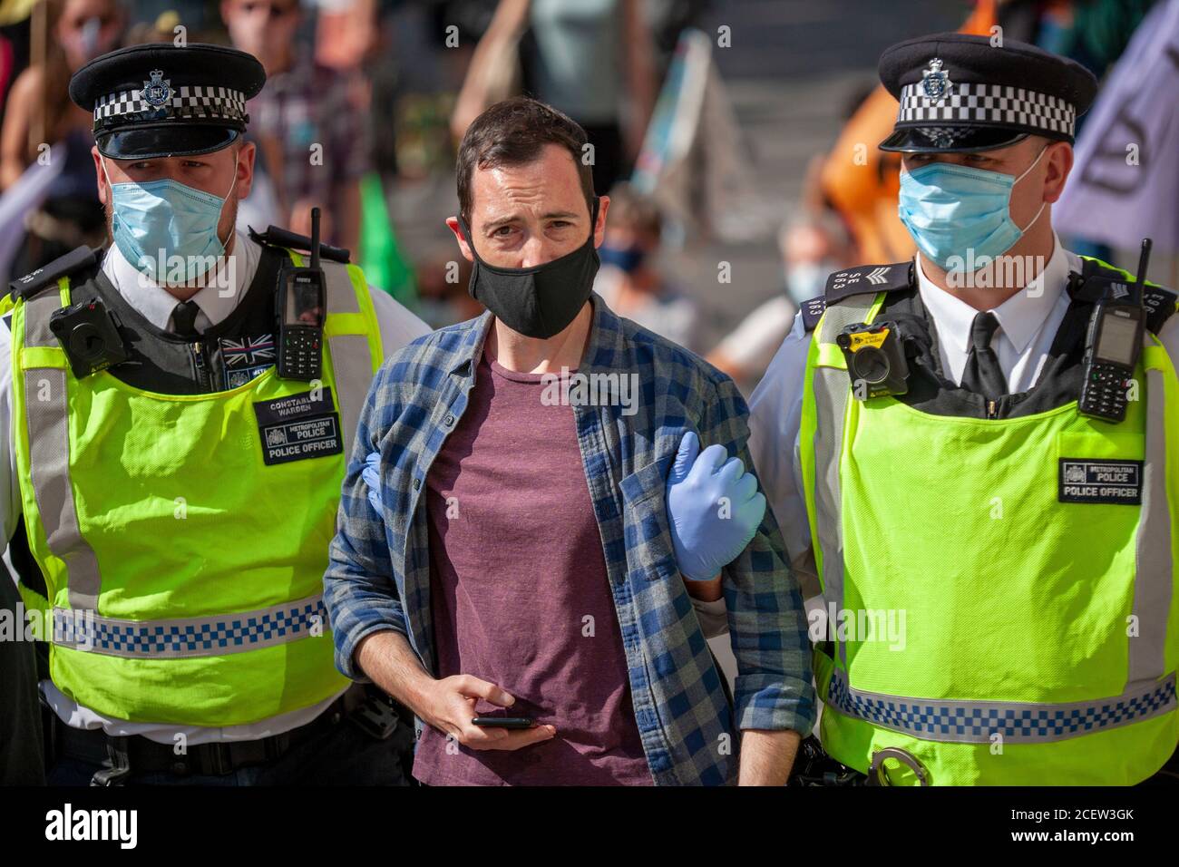 London, Großbritannien. September 2020. Extinction Rebellion Protestler von der Polizei nach ihrer Verhaftung, während des zweiten Tages der Demonstrationen vor dem parlament weggeführt. Frustriert über das Versagen der Regierung, auf die Klima- und ökologische Notlage zu reagieren, protestiert XR weiterhin für den Wandel. Der Climate and Ecological Emergency Bill (CEE Bill) ist der einzige konkrete Plan, der zur Verfügung steht, um diese Krise zu bewältigen, und so fordert XR an ihrem ersten Tag im Parlament die Regierung, jetzt zu handeln und diese Gesetzgebung anzunehmen. Quelle: Neil Atkinson/Alamy Live News. Stockfoto