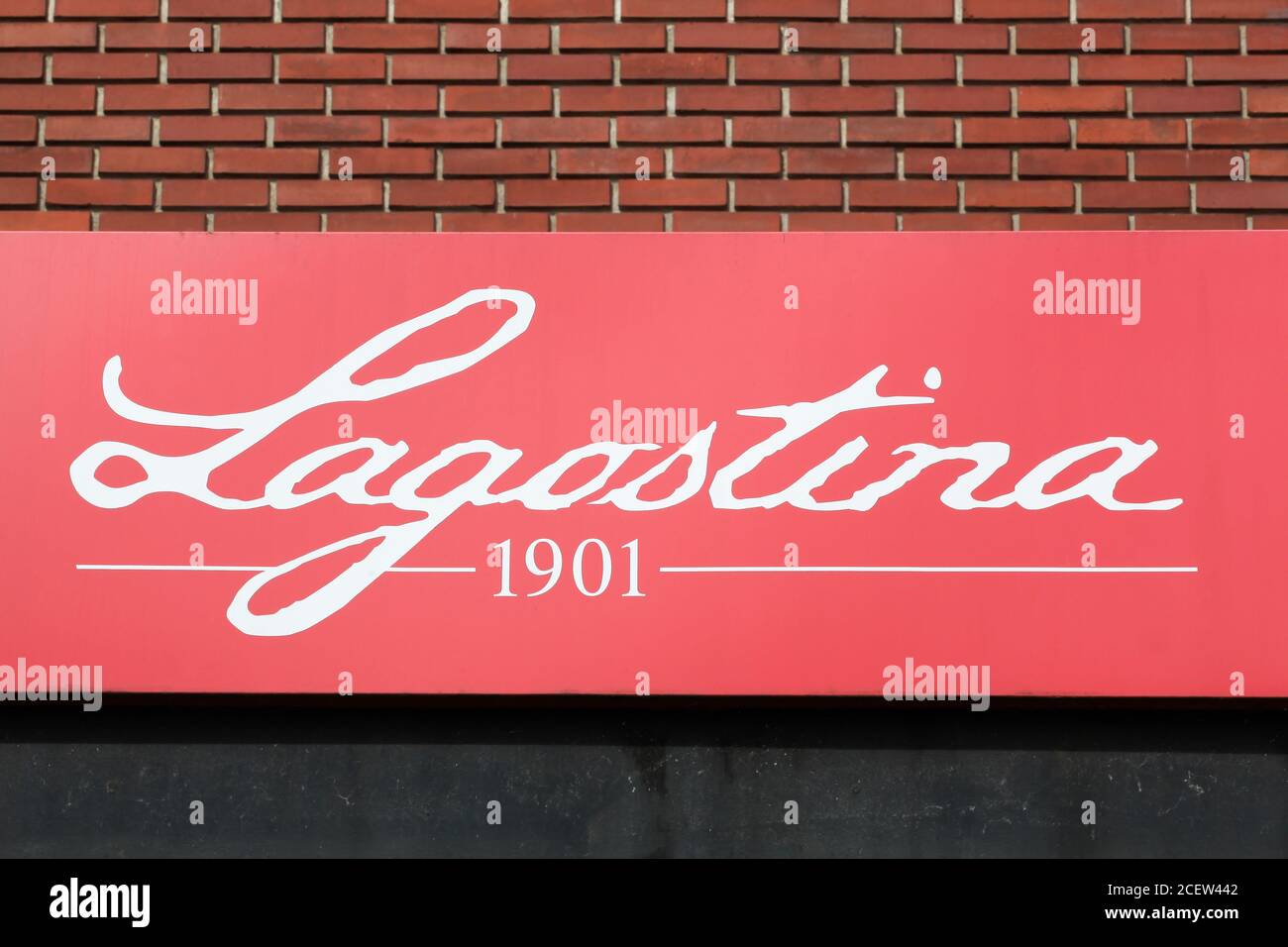 Tournus, Frankreich - 5. Juli 2020: Lagostina-Logo an der Wand. Lagostina ist ein italienischer Hersteller von Kochgeschirr Stockfoto