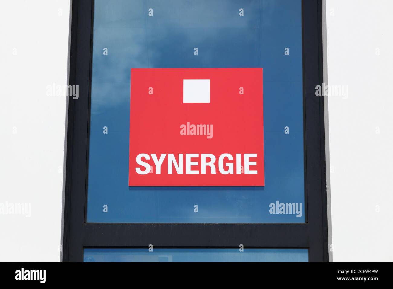 Vienne, Frankreich - 7. Juni 2020: Synergie-Logo auf einem Fenster. Synergie ist eine französische Gruppe, die sich auf die Bereiche Zeitarbeit und Personalbeschaffung spezialisiert hat Stockfoto